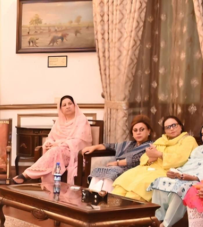 پیپلز پارٹی وومن ونگ سنٹرل پنجاب کی صدر ثمینہ خالد گھرکی کی قیادت میں خواتین رہنماؤں نے لاہور میں آصف علی زرداری سے ملاقات کی، جس میں پارٹی وابستگی اور خدمات پر تبادلہ خیال ہوا۔