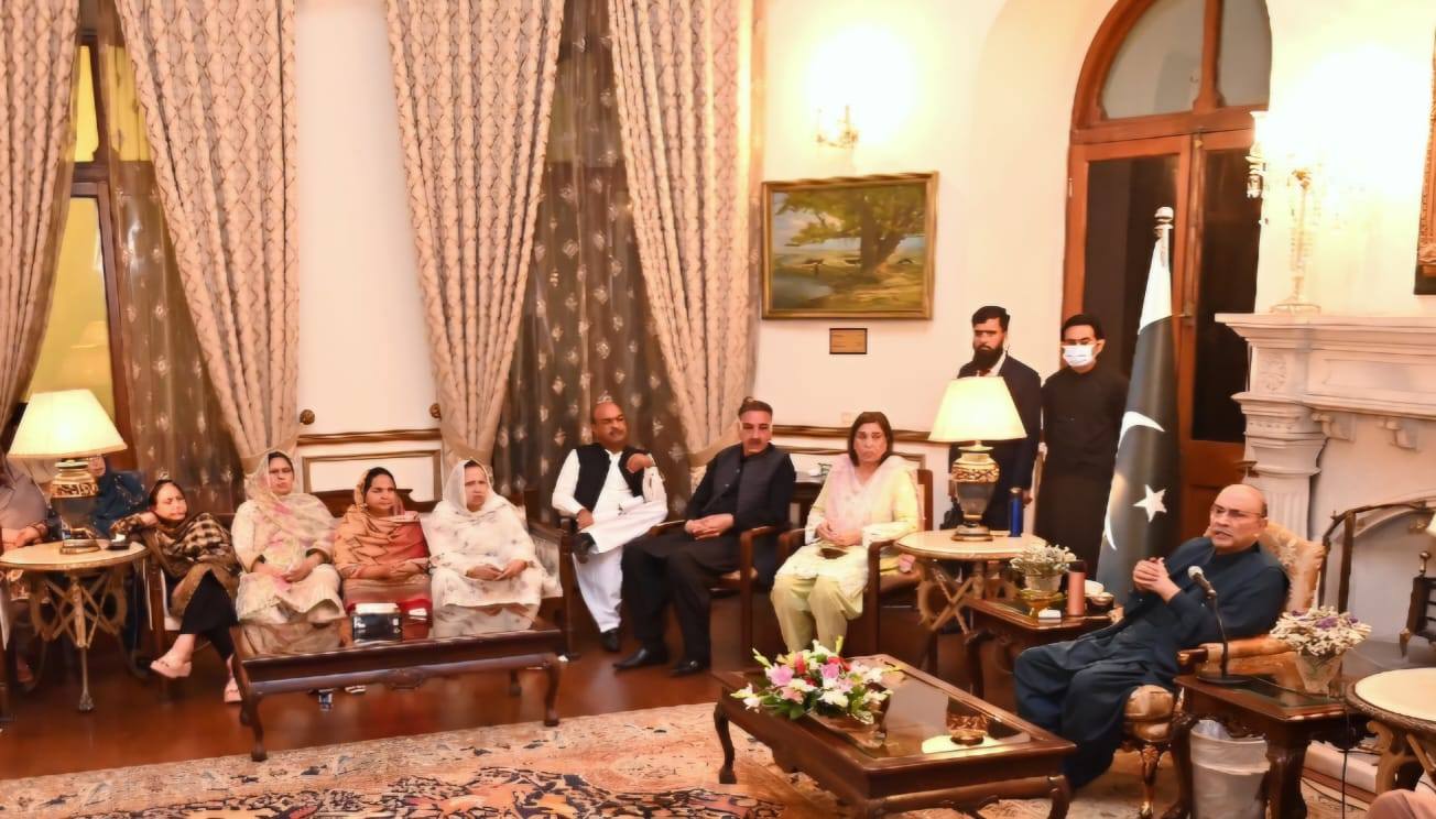 پیپلز پارٹی وومن ونگ سنٹرل پنجاب کی صدر ثمینہ خالد گھرکی کی قیادت میں خواتین رہنماؤں نے لاہور میں آصف علی زرداری سے ملاقات کی، جس میں پارٹی وابستگی اور خدمات پر تبادلہ خیال ہوا۔